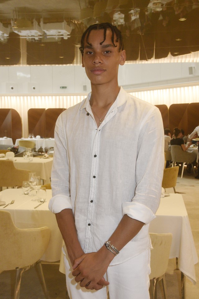 Foto colorida. Jovem negro com roupas brancas