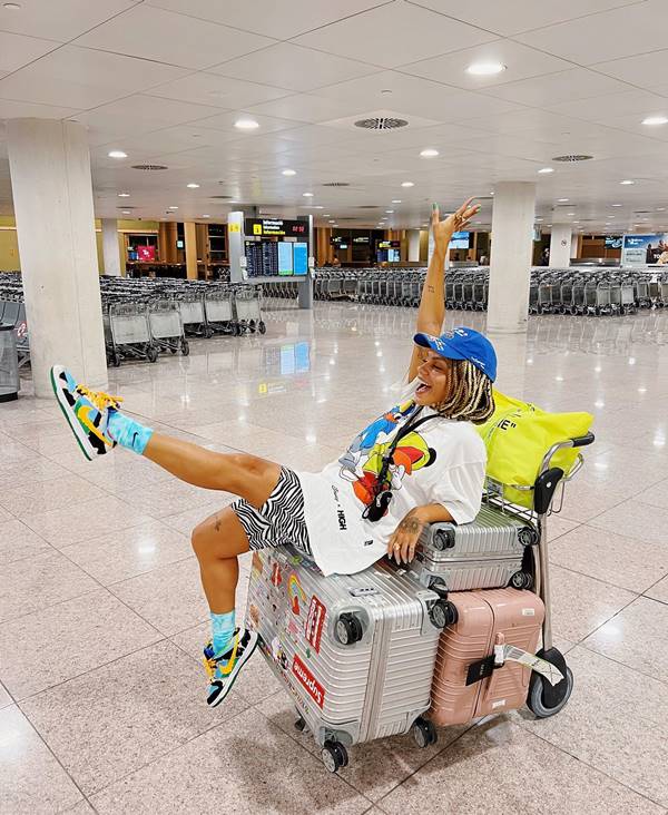 Mulher no aeroporto com look confortável