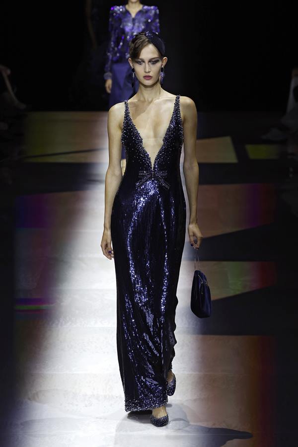 Modelo branca desfilando em passarela