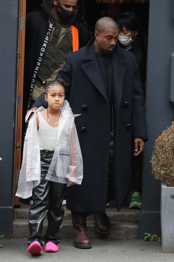 Na imagem com cor, Kanye West ao lado de North West