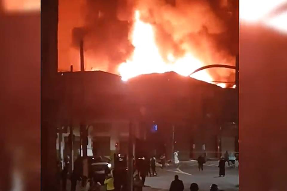 Vídeo: incêndio de grandes proporções atinge prédio no centro de sp