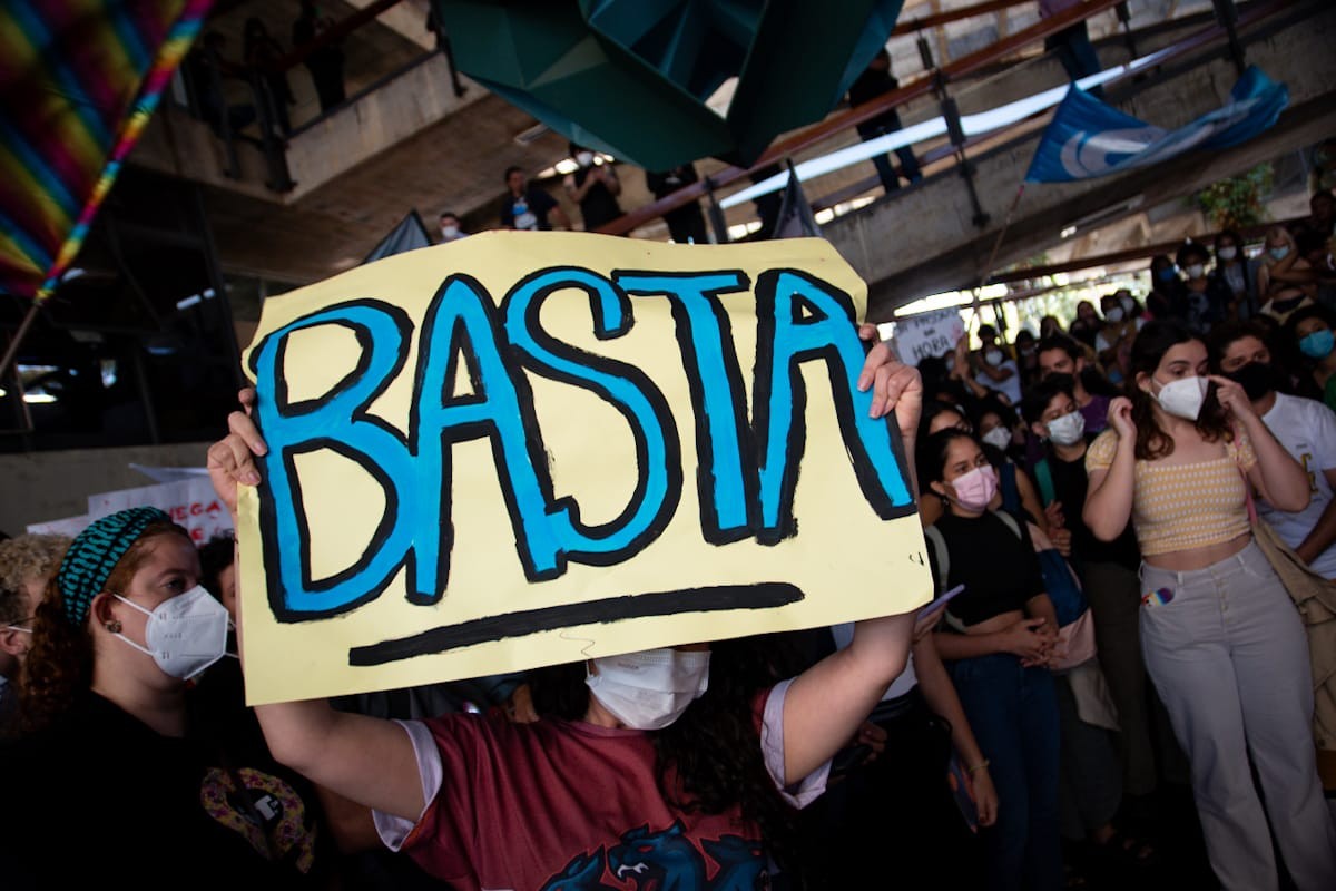 Coletivo Juntas organizou manifestação na UnB com o intuito de reivindicar mais segurança às mulheres e repudiar a violência na instituição, após estudante ser estuprada no Campus Darcy Ribeiro, na Asa Norte. Na foto, alunas marcham com cartazes em repúdio à violência e machismo - Metrópoles