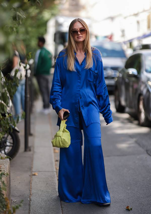 Mulher com pijama azul