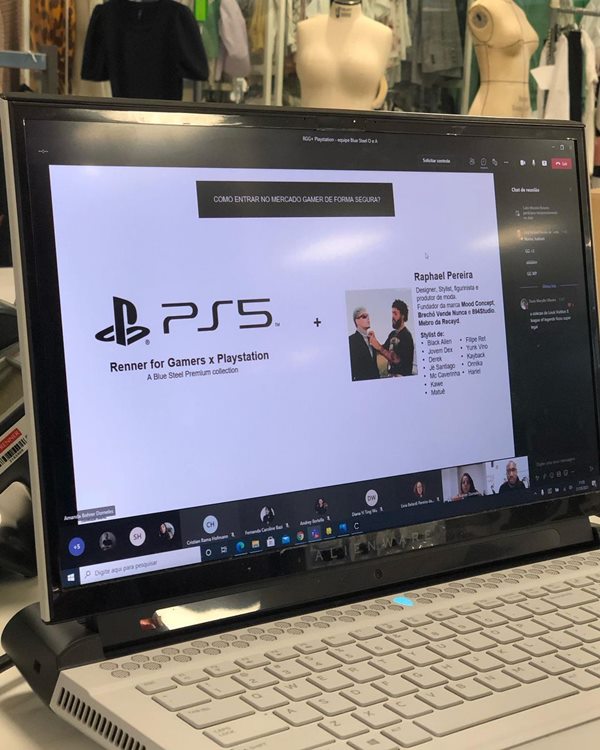 Na imagem com cor, blusa da colaboração entre a Renner e PlayStation