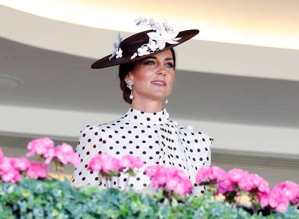 Kate Middleton usando vestido de poá branco 