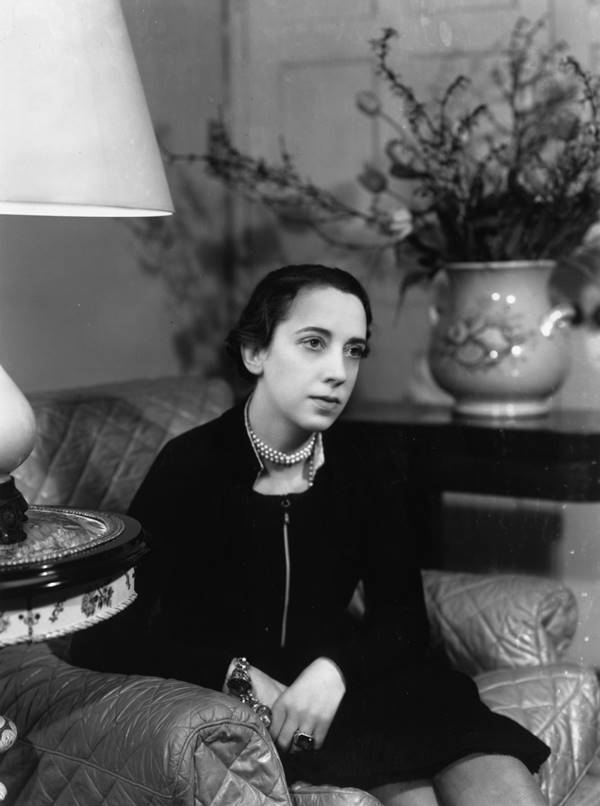 Retrato em preto e branco da estilista italiana Elsa Schiaparelli, em 1936