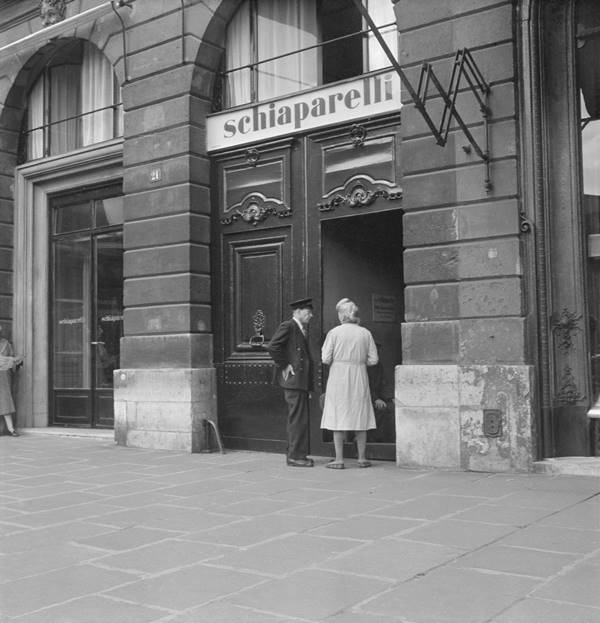 Loja da Sachiaparelli em Paris, na Place Vendôme, em 1950