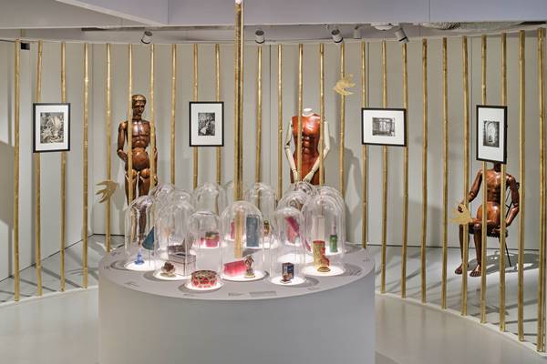 Exposição em homenagem à Elsa Schiaparelli, no Museus de Artes Decorativas, em Paris