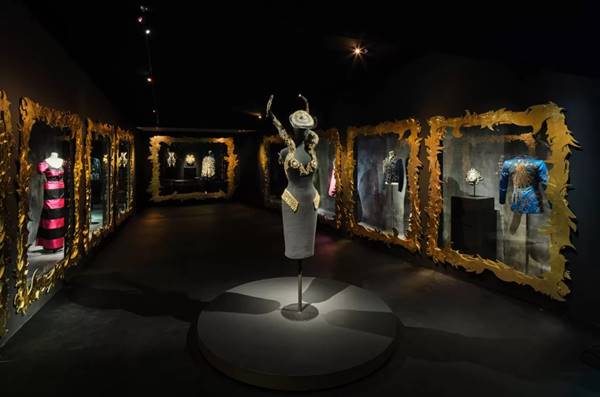 Exposição em homenagem à Elsa Schiaparelli, no Museus de Artes Decorativas, em Paris