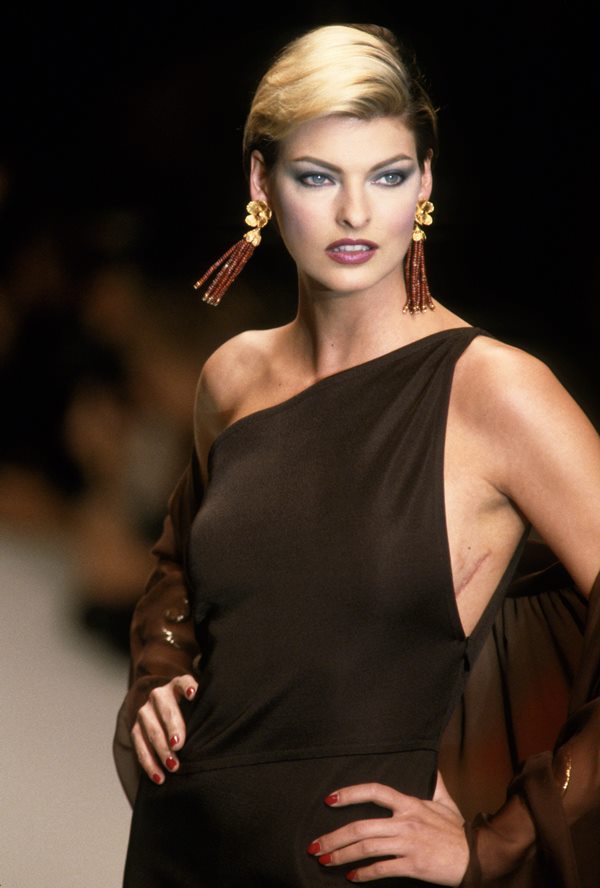 Na imagem com cor, Linda Evangelista em desfile