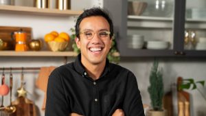 Na foto, Bruno Gomes está de camiseta preta sorrindo - Metrópoles