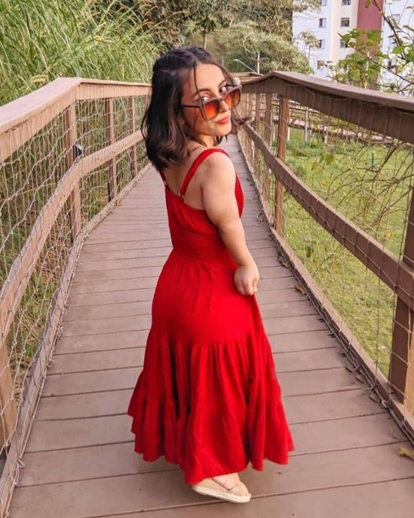 Mulher com nanismo usando vestido vermelho