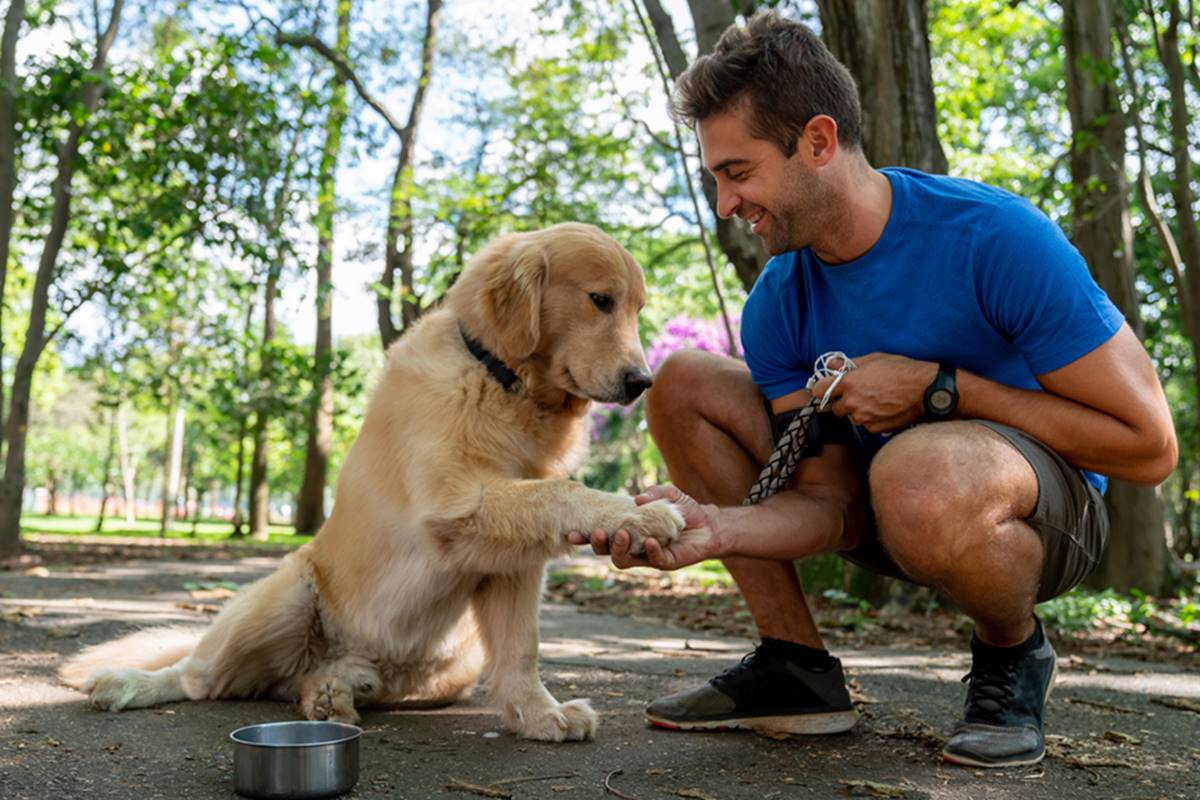 foto colorida de homem com cachorro