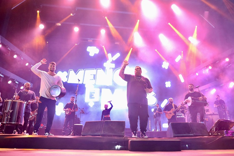 palco de show com grupo menos é mais - metrópoles