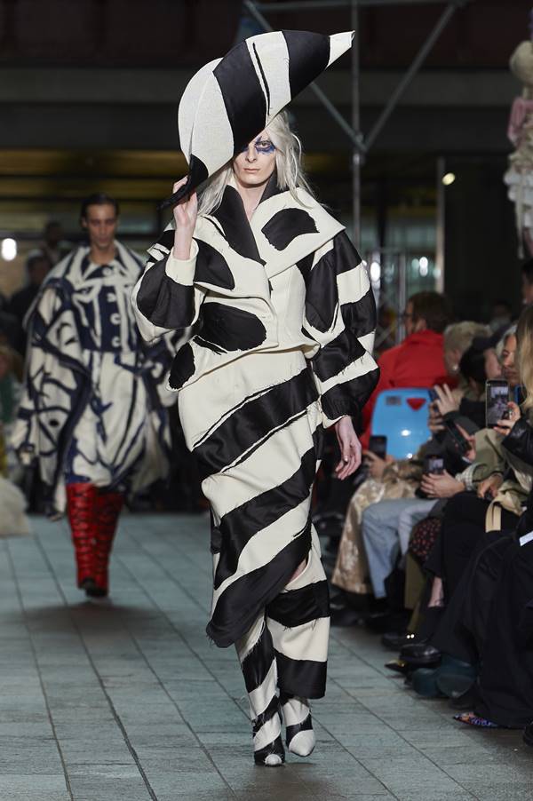 Mulher em desfile da Semana de Moda de Londres