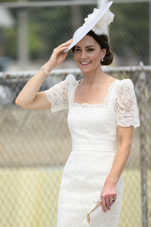 Foto colorida. Mulher com chapéu e vestido branco rendado