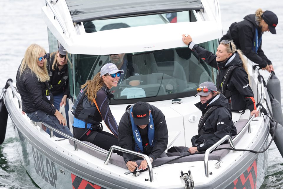 Foto colorida. Pessoas dentro de um barco 