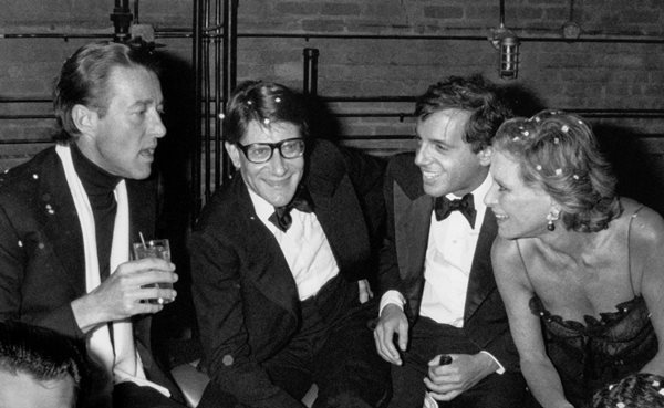 Na imagem com cor, Halston, Yves Saint Laurent, Steve Rubell and Nan Kempner na boate studio 54