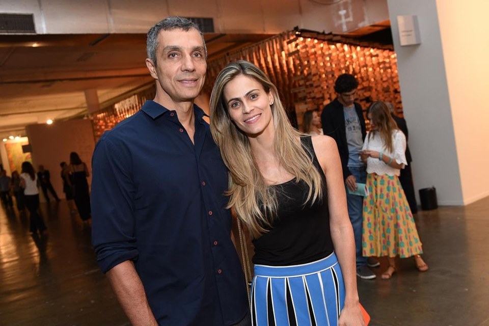 Foto colorida. Homem e mulher juntos