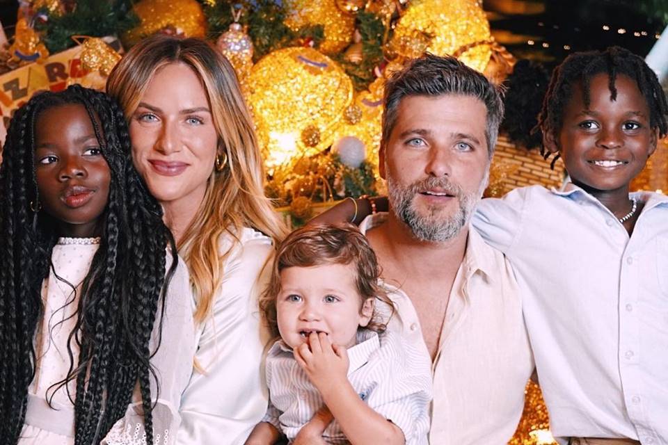 Foto colorida de Bruno Gagliasso e Giovanna Ewbank com os filhos, Titi, Bless e Zyan - Metrópoles