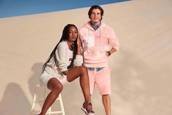 Casal com roupas da linha Tommy Hilfiger Adaptive