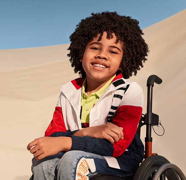 Criança com roupas da linha Tommy Hilfiger Adaptive