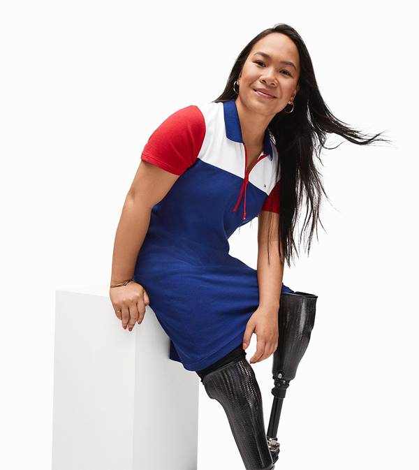 Mulher com roupas da linha Tommy Hilfiger Adaptive