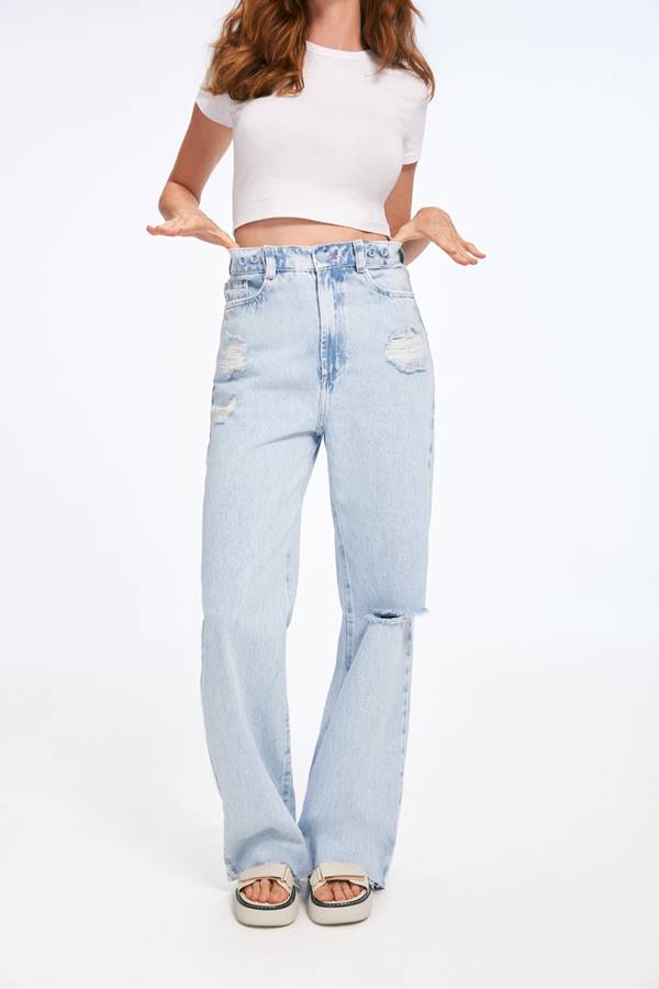 Mulher com calça jeans larga