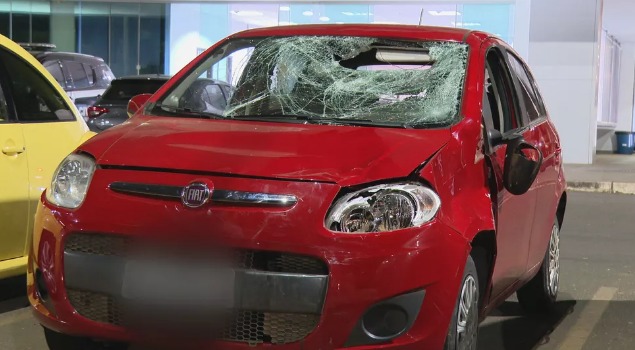 carro vermelho com parabrisa quebrado