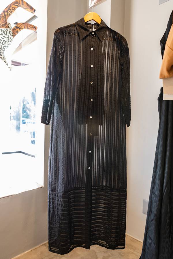 Em cabide, vestido longo preto com transparência