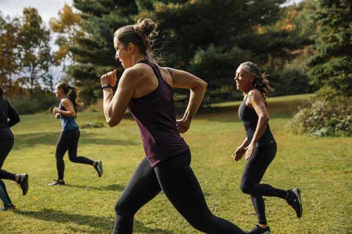 Mulheres em um campo correndo - Metrópoles