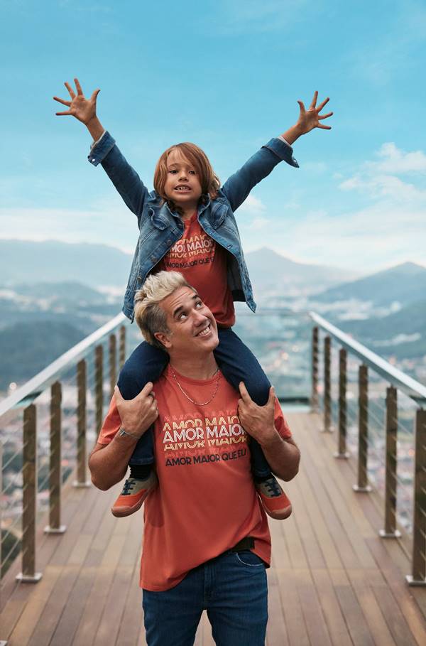 Rogério Flausino com filho nos ombros