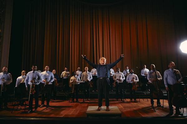 Maestro João Carlos Martins com orquestra