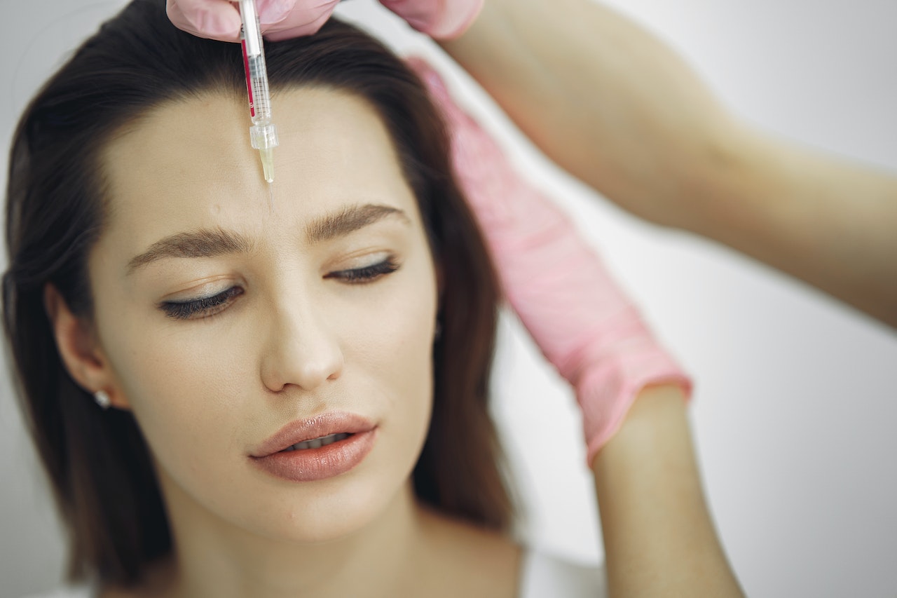 médica aplicando botox em paciente mulher