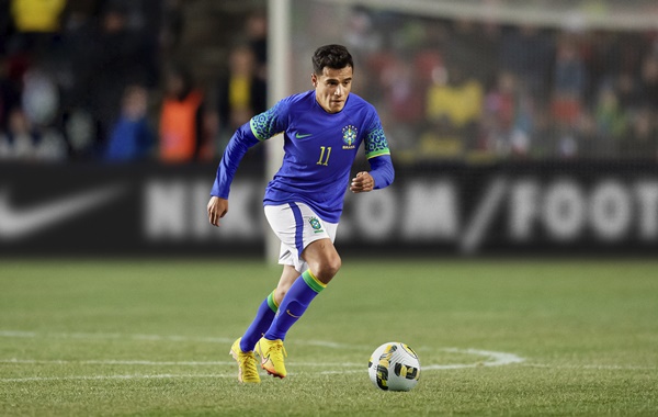 O jogador Phellipe Coutinho em campo com o novo uniforme da Seleção Brasileira de Futebol