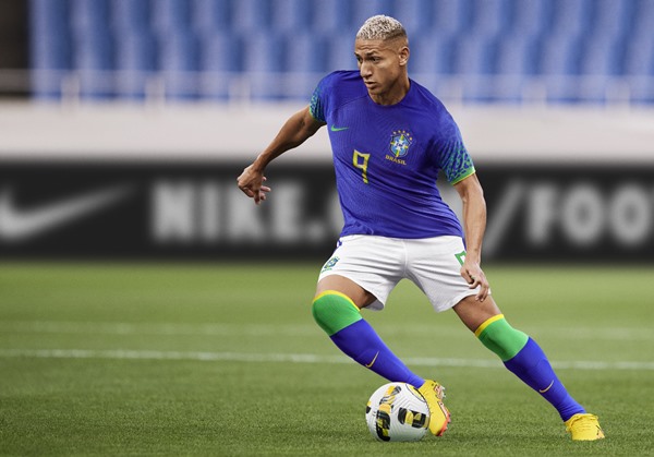 O jogador Richarlison em campo com o novo uniforme da Seleção Brasileira de Futebol