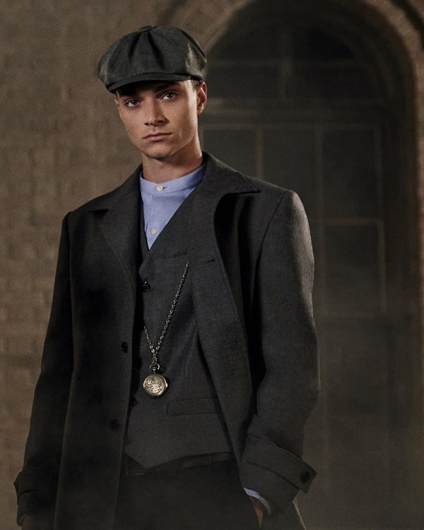 Na imagem com cor, Oficina Reserva lança coleção inspirada em Peaky Blinders 