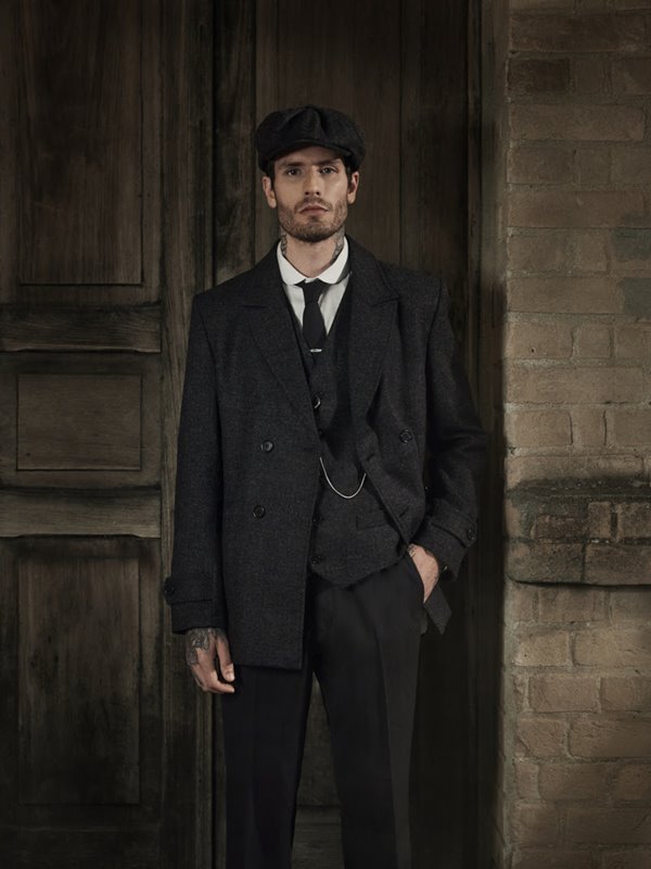 Na imagem com cor, Oficina Reserva lança coleção inspirada em Peaky Blinders 