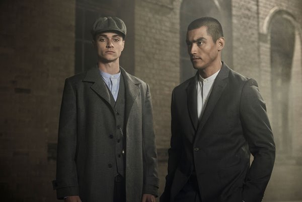 Na imagem com cor, Oficina Reserva lança coleção inspirada em Peaky Blinders 