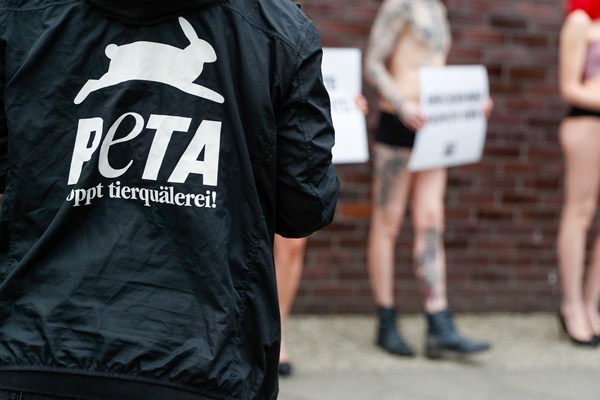 Protesto da ONG internacional Peta em prol dos direitos dos animais