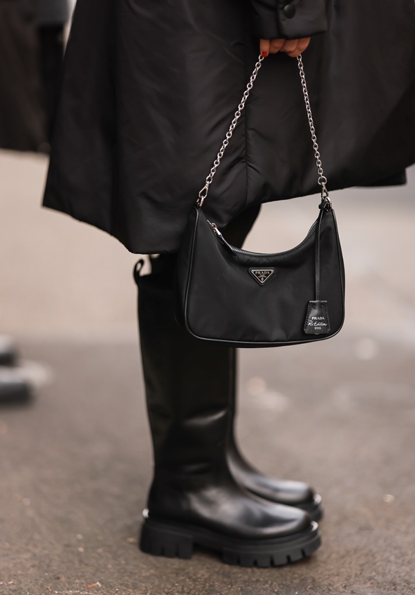 Pessoa na Semana de Moda de Paris com roupas pretas. 