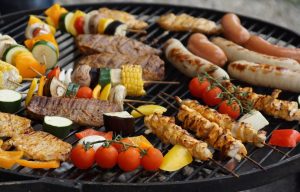 Foto mostra grelha de churrasco com espetinhos de legumes intercalados com pedaços de carne