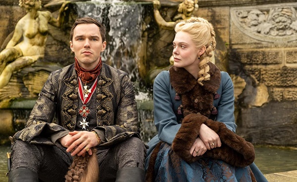 Cena da série The Great, que conta a história da imperatriz russa Catarina II, com os atores Elle Fanning e Nicholas Hoult