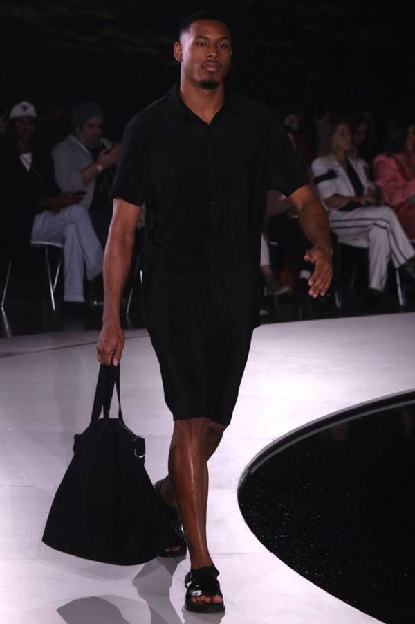 Paulo André usa look preto com bolsa grande na passarela da Renner