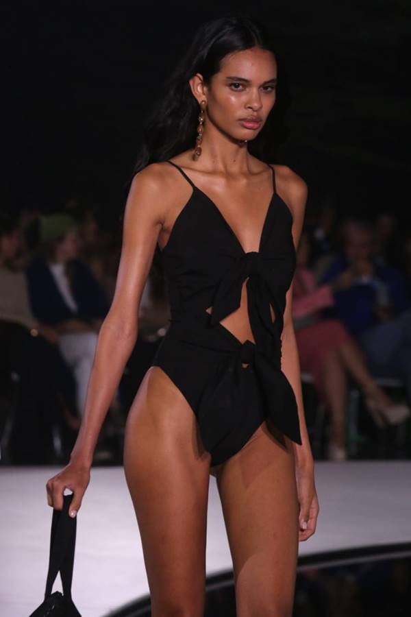 Na passarela da Renner, modelo usa maiô preto