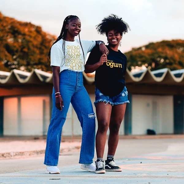 Modelo usa camiseta estampada e calça jeans 