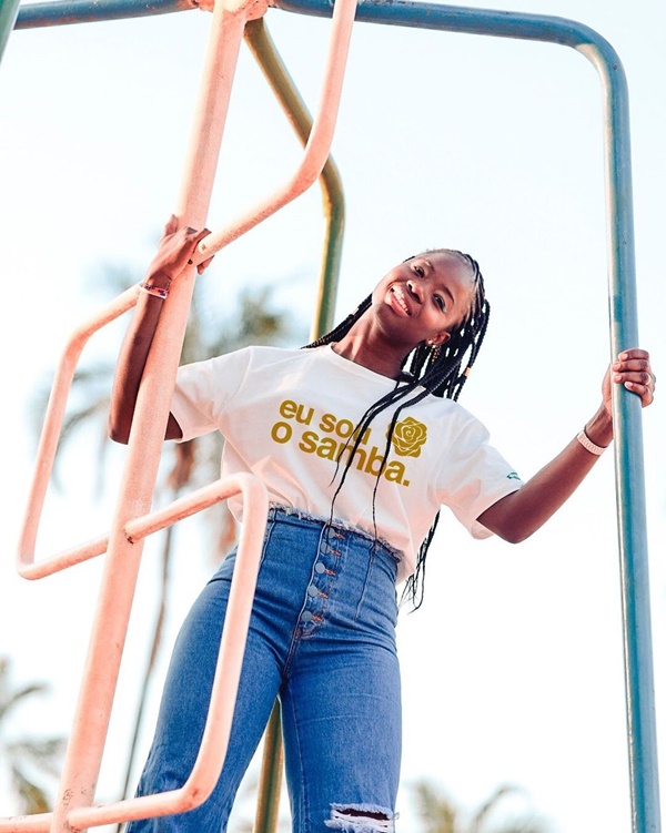 Modelo usa camiseta estampada e calça jeans 