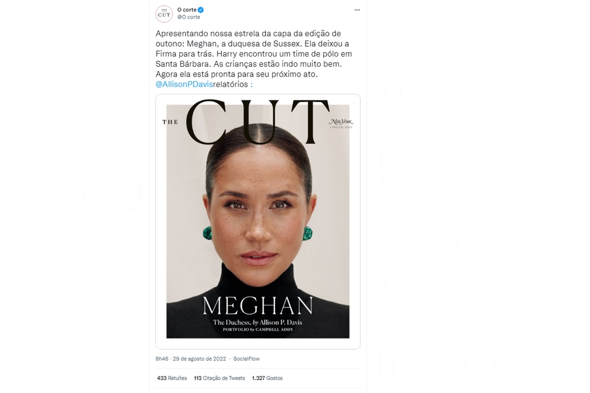 Foto colorida. Tuíte com a foto de uma mulher com brincos verdes na capa de uma revista