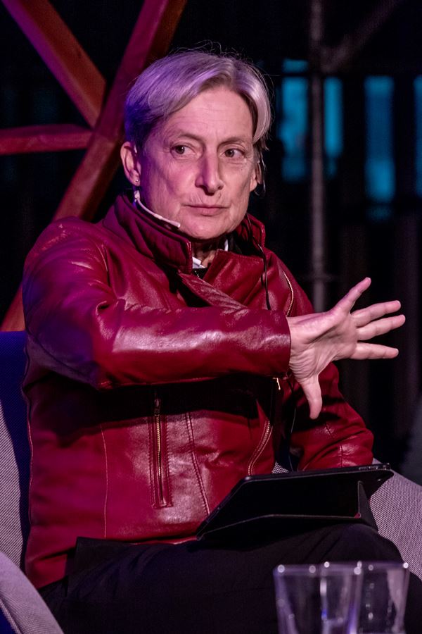 Na imagem com cor, Judith Butler posa em evento 