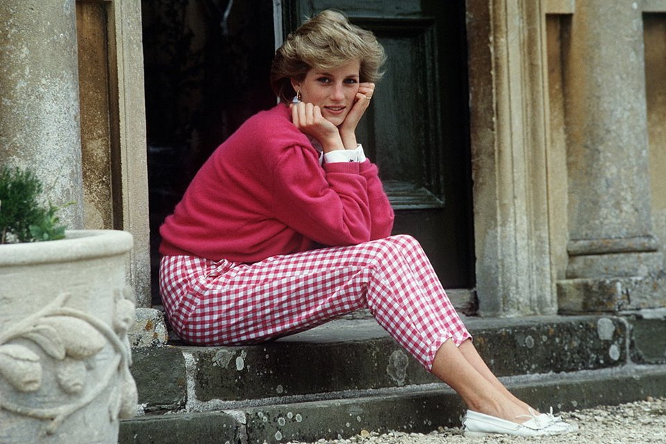 Diana, Princess of Wales (1961 - 1997) sitting on a step at her home, Highgrove House, in Doughton, Gloucestershire, 18th July 1986. (Photo by Tim Graham Photo Library via Getty Images)